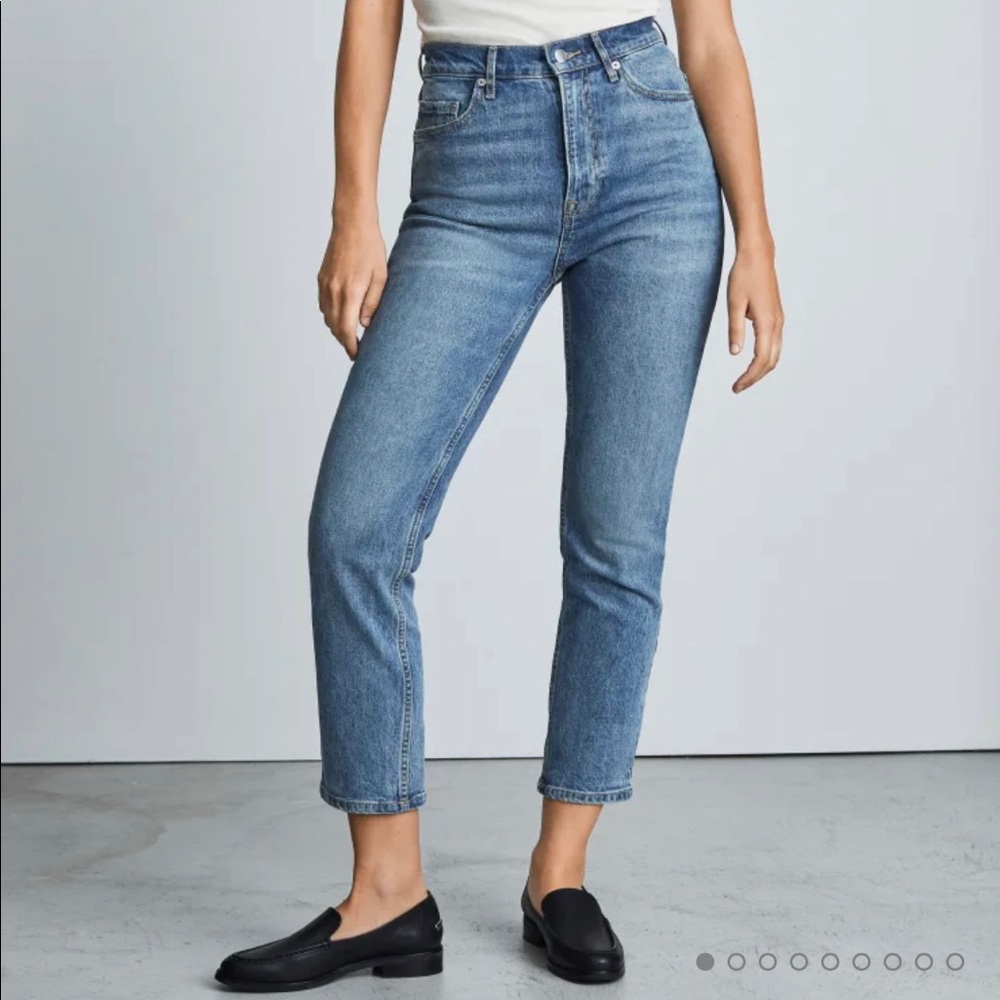 Everlane 90’s Cheeky Jeans original - size 28 cropped in mid-blue